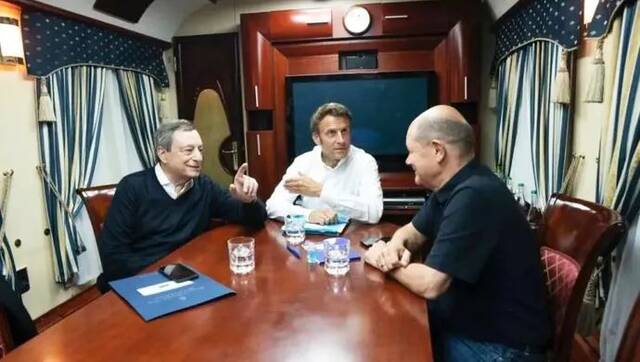 ▲德拉吉、马克龙、朔尔茨（从左至右）乘坐夜班火车入境乌克兰后，在火车车厢里的合影。图/法国驻乌克兰大使馆官方社交媒体账号