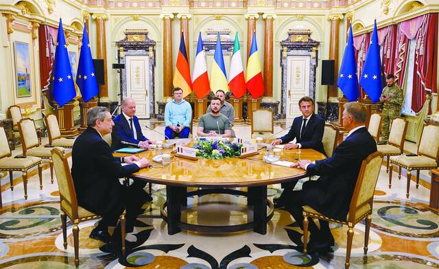 6月16日，意大利总理德拉吉、德国总理朔尔茨、乌克兰总统泽连斯基、法国总统马克龙、罗马尼亚总统约翰尼斯（从左至右）在基辅的乌克兰总统官邸举行会晤。