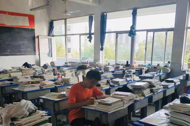 ▲2021年10月，冯肖在复读学校的教室里学习。受访者供图
