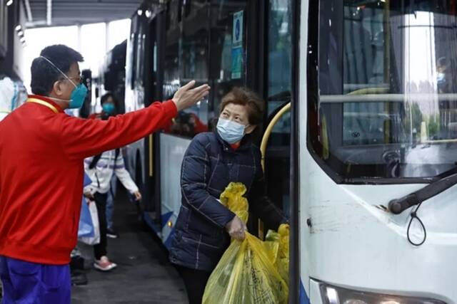  4月14日，国家会展中心（上海）方舱医院首批322名患者解除隔离医学观察，顺利出舱。