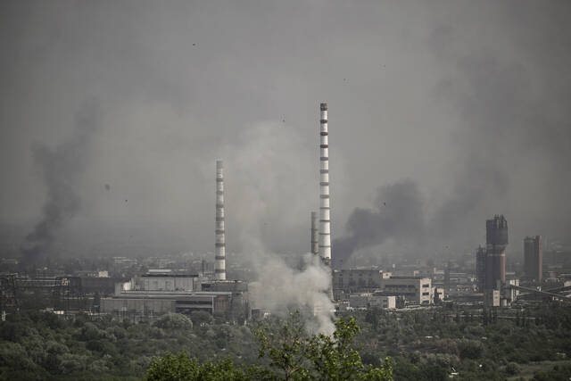 6月14日，阿佐特化工厂升起浓烟。图片来源：CNN