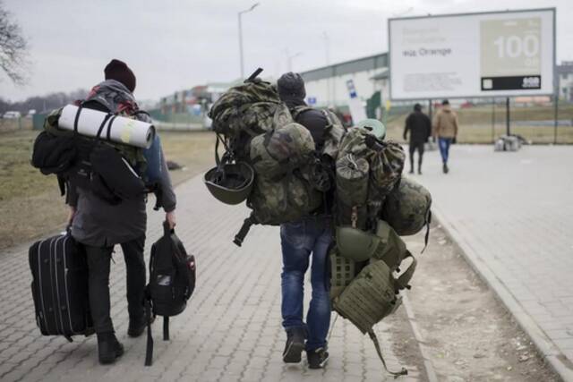 外国雇佣兵携装备赴乌克兰作战。（资料图）