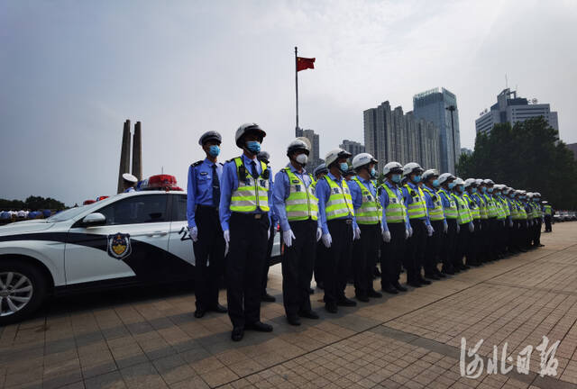 图为12日唐山市夏季社会治安整治“雷霆风暴”专项行动动员部署大会现场。图源：河北日报客户端