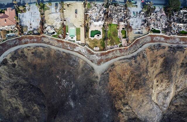 美国加州山林大火导致房屋被毁 清理工作持续进行