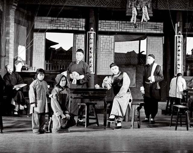 1958年，蓝天野（右二）在《茶馆》中饰演秦仲义。图/北京人艺