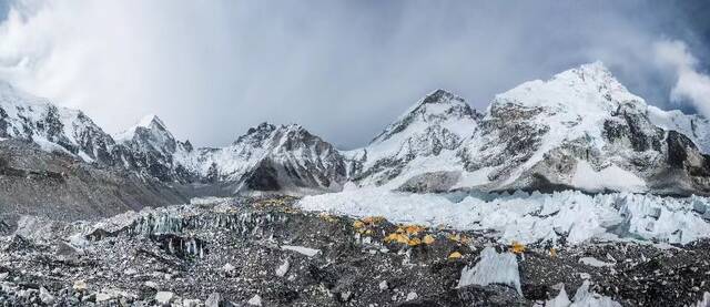 珠峰南坡登山大本营全景，在昆布冰川末端，延绵2公里。图/IC photo