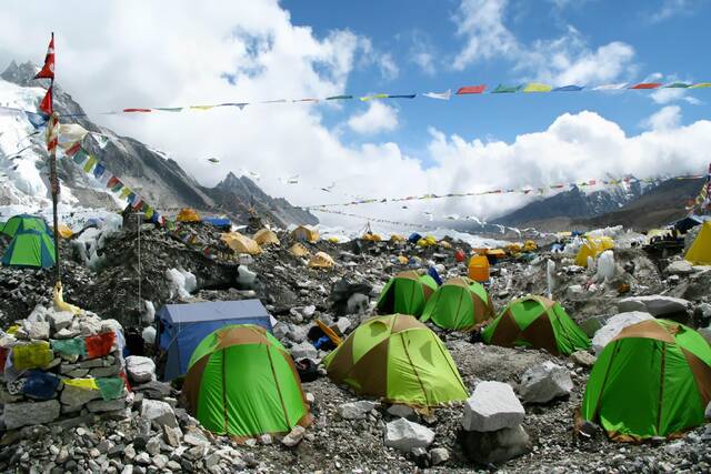 珠穆朗玛峰大本营遍地的帐篷，登山客往往选择在此休整后再行登山。图/视觉中国