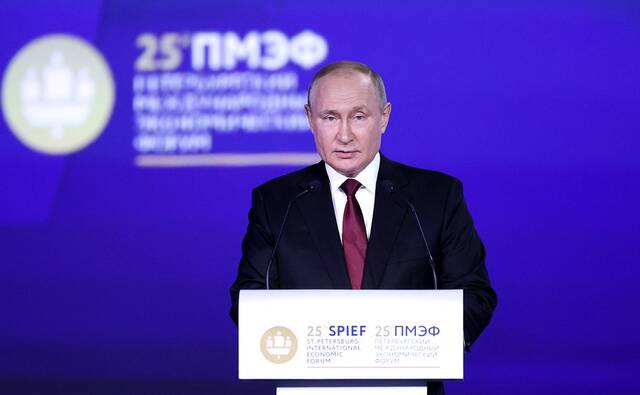 6月17日，普京在第二十五届圣彼得堡国际经济论坛全体大会上发表讲话。图自克里姆林宫网站
