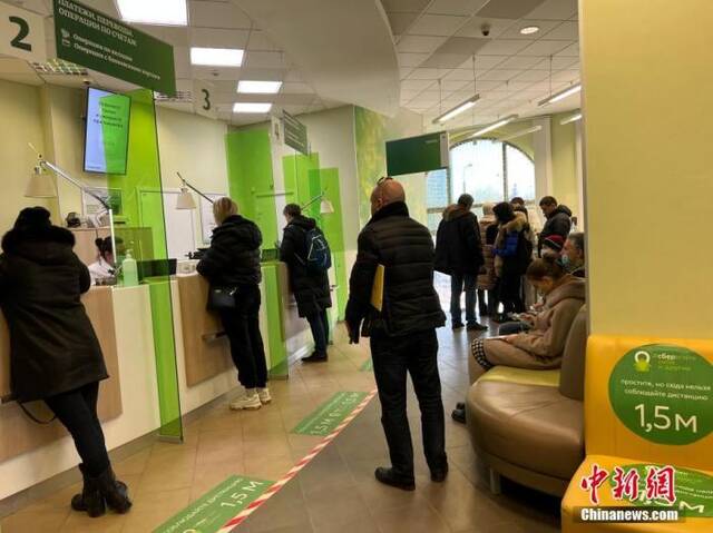 3月1日，在莫斯科一家当地银行营业大厅内，顾客正在等候办理业务。中新社记者田冰摄