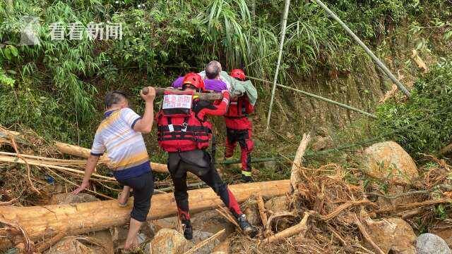 视频｜山洪围困全村失联 消防员步行转移68名群众