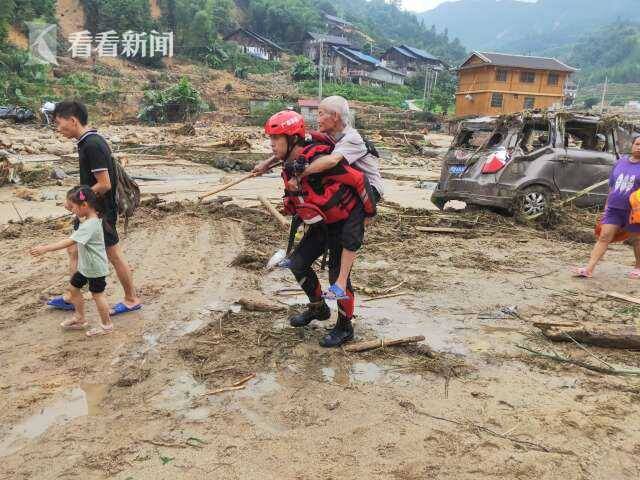 视频｜山洪围困全村失联 消防员步行转移68名群众