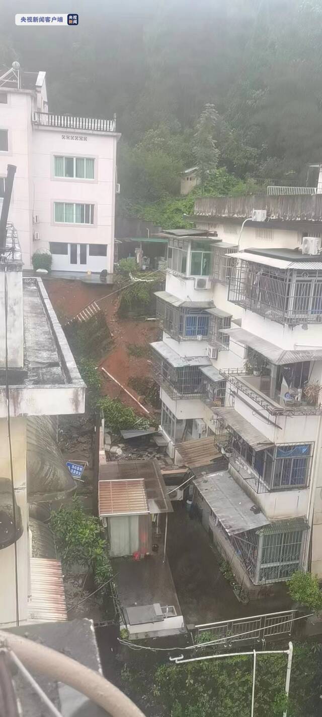 浙江衢州开化普降大暴雨 一栋宿舍挡墙发生坍塌