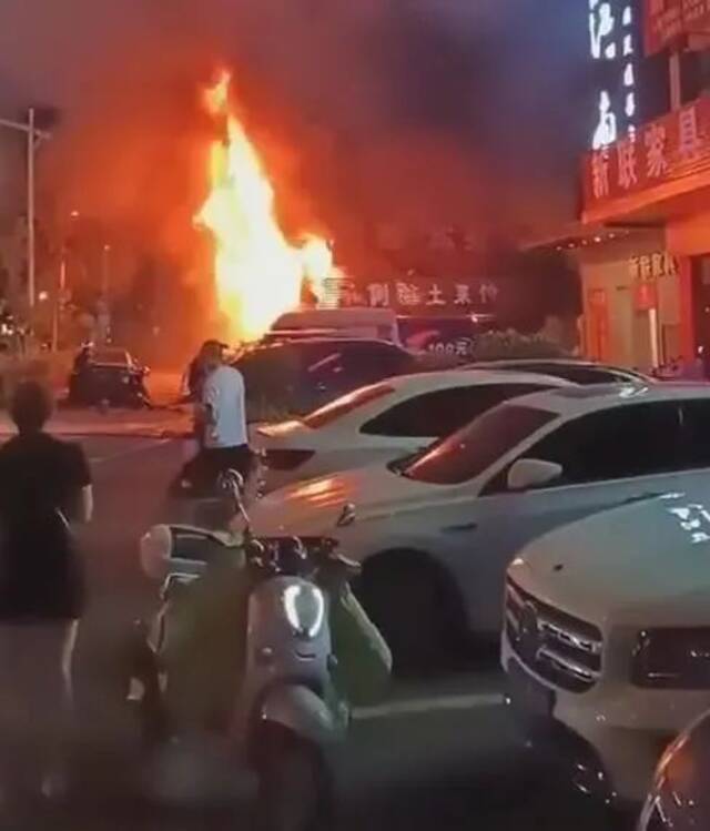 西安一饭店厨师操作不当引油锅起火，整个饭店烟雾朦胧...