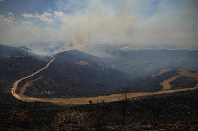 当地时间2022年6月19日，西班牙森林大火持续，消防员正在进行灭火工作（视觉中国）