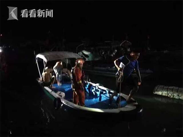 视频｜危险！4少年坐泡沫板出海抓鱼被困 消防星夜救援