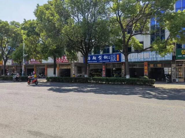 6月中旬，戴南镇的街景。新京报记者李照摄