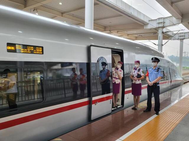 2022年6月20日，郑渝高铁首发列车G52次列车动车组人员正在等待乘客上车。新华社记者陈青冰摄