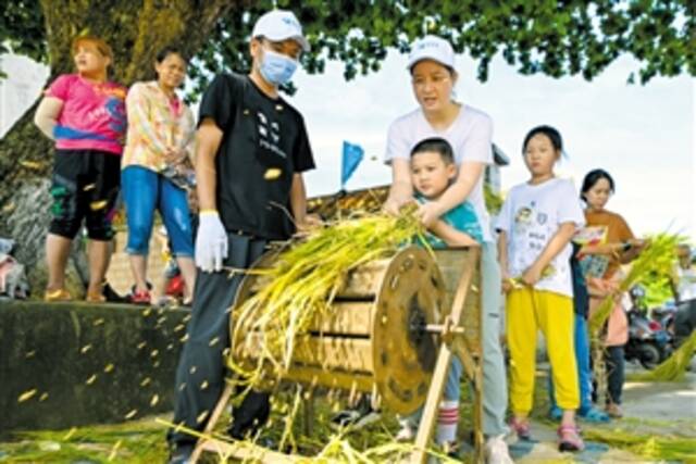 用劳动换来丰收快乐