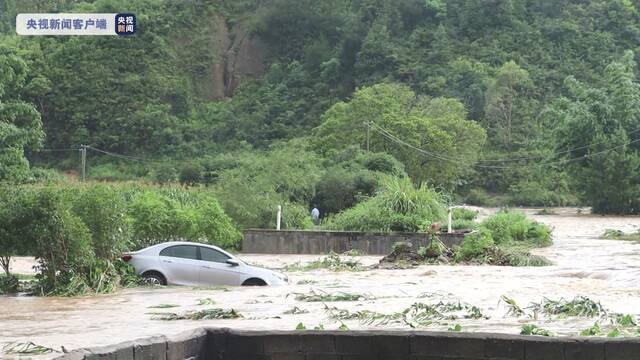 广西贺州：河水暴涨一人被困 消防紧急救援