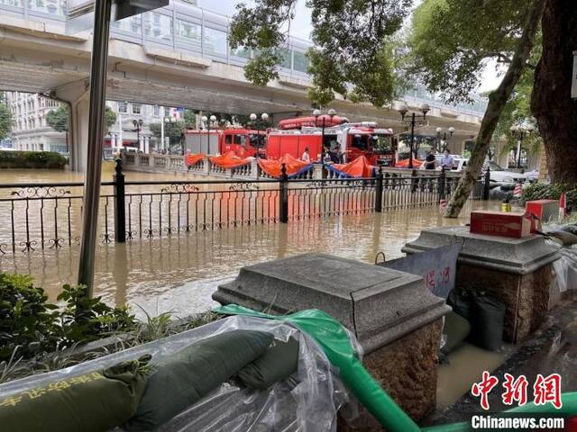 广州市区部分地方上涨的珠江水淹没沿岸街道。广州市水务局供图