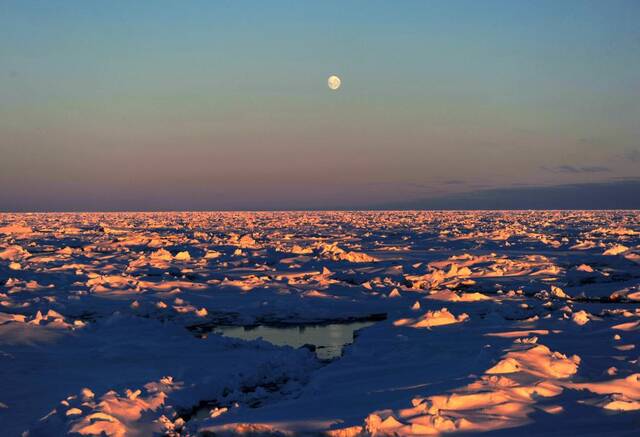 神奇的南极“极昼月色”