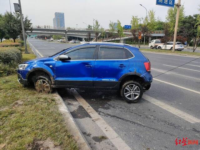 法拉利一走神，Polo被撞翻在绿化带 幸无人员伤亡