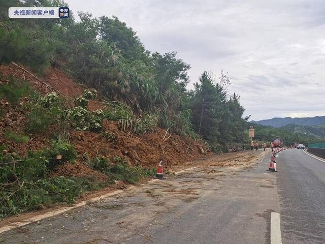 强降雨导致江西德上高速部分路段发生泥石流 交警部门全力疏导