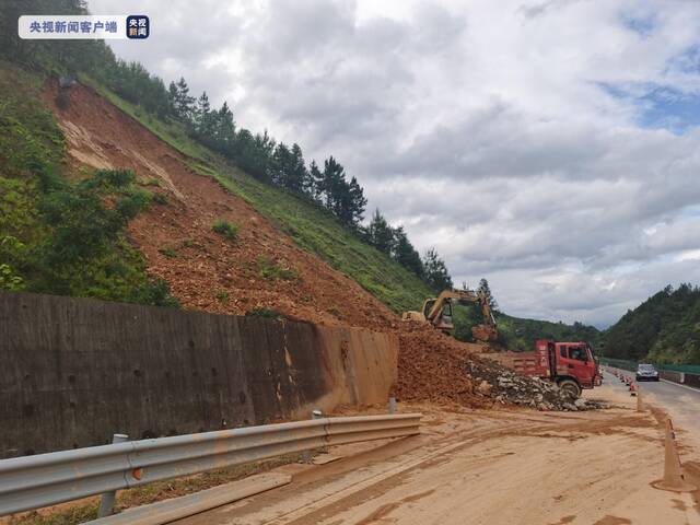 强降雨导致江西德上高速部分路段发生泥石流 交警部门全力疏导