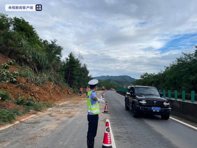 强降雨导致江西德上高速部分路段发生泥石流 交警部门全力疏导