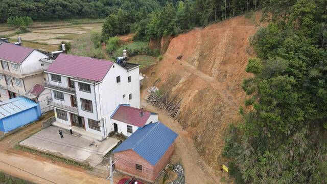 6月20日，这是池州市东至县龙泉镇铁炉村一处地质灾害隐患点（无人机照片）。新华社记者周牧摄