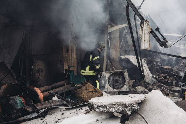 5月27日，消防员在顿涅茨克地区巴赫穆特工作。（新华社发，迭戈·埃雷拉摄）