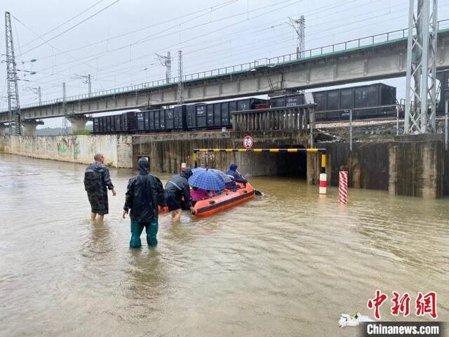 救援人员转移被困民众。韶关市政府供图