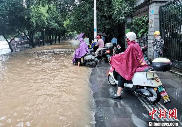 中新网桂林6月21日电题：直击桂林持续强降雨：街道成“河”多个景区封园