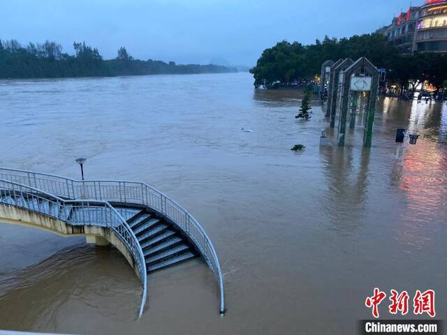 不断上涨的洪水漫上桂林市区解放桥滨江路。周利朔摄