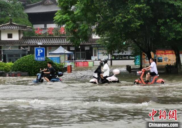 图为桂林七星景区门口，街道成“河”。欧惠兰摄