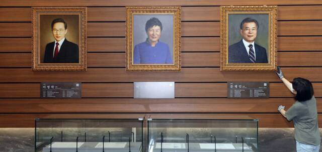 文在寅与韩国历届总统的肖像画（韩国纽西斯通讯社）