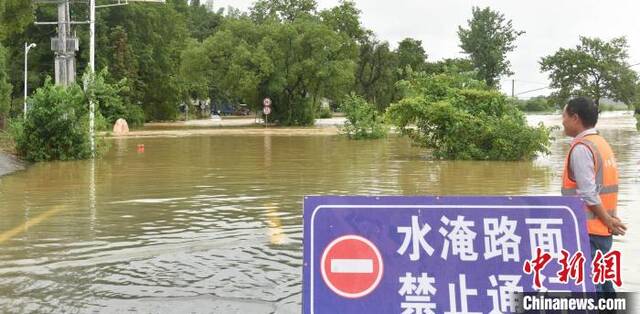 6月20日，江西乐平临港镇罗家村段乡村公路上，一辆小轿车被洪水淹没。朱定文摄