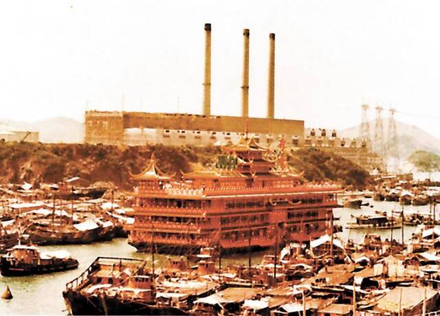 1976年，珍宝海鲜舫旧照。资料图：香港文汇报