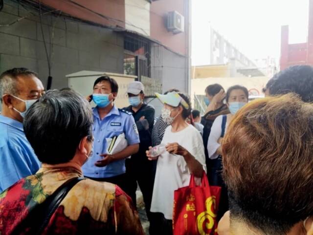 6月16日，河北唐山市公安局路北分局门口，有多人正在反映问题。摄影/本刊记者周群峰