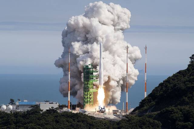 当地时间2022年6月21日，韩国南部全罗南道罗老宇宙中心，韩国自主研制的火箭“世界号”点火发射。人民视觉图