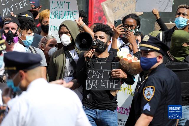 2020年5月29日，在美国纽约，抗议者与警察对峙。新华社记者王迎摄