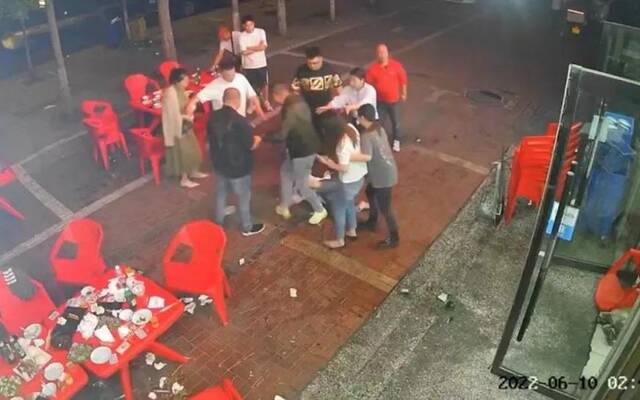 ▲唐山烧烤店打人事件中，监控显示，几名嫌疑人将被害女子拖至店外继续施暴。监控视频截图