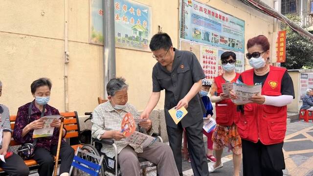 打击整治养老诈骗  让老年群众记得住会辨别能预防