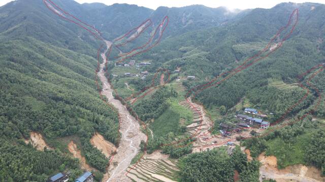 新华全媒+｜特大暴雨来袭 “95后”村干部带领村民突围塌方区成功避险