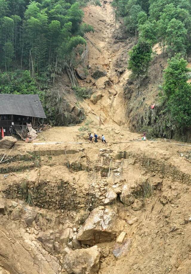 新华全媒+｜特大暴雨来袭 “95后”村干部带领村民突围塌方区成功避险