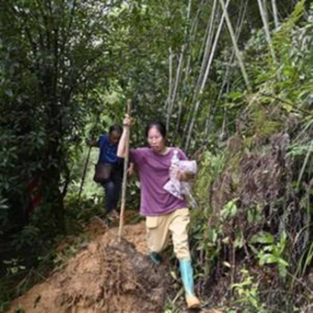 新华全媒+｜特大暴雨来袭 “95后”村干部带领村民突围塌方区成功避险