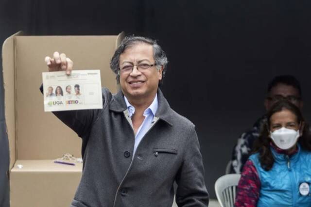 当地时间2022年6月19日，哥伦比亚波哥大，左翼竞选联盟“哥伦比亚历史公约联盟”候选人古斯塔沃·佩特罗参加哥伦比亚总统选举第二轮投票。图/IC photo