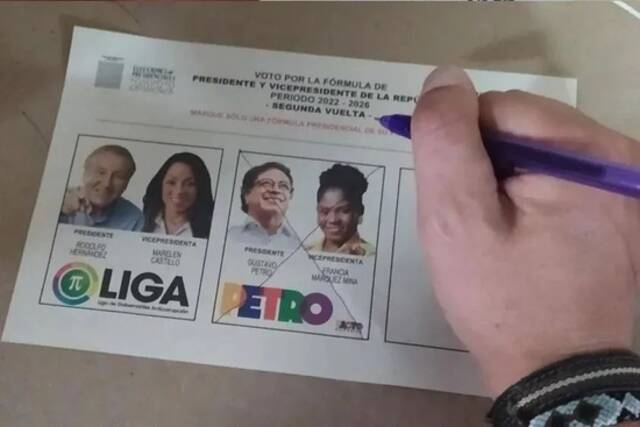 当地时间6月19日，维哈拉诺参加哥伦比亚总统选举第二轮投票。受访者供图