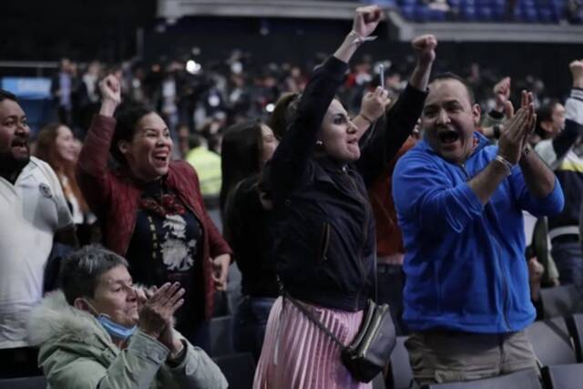 当地时间2022年6月19日，哥伦比亚波哥大，左翼竞选联盟“哥伦比亚历史公约联盟”候选人古斯塔沃·佩特罗的支持者庆祝选举获胜。图/IC photo