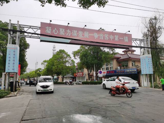 悬挂在戴南镇人民路上的宣传标语。本文图片除标注外，均为澎湃新闻记者朱远祥图